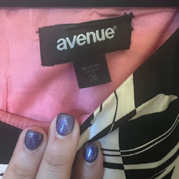 Avenue Elegant Black and White Patterned Dress with Pink Accents Plus size - Picture 3 of 3